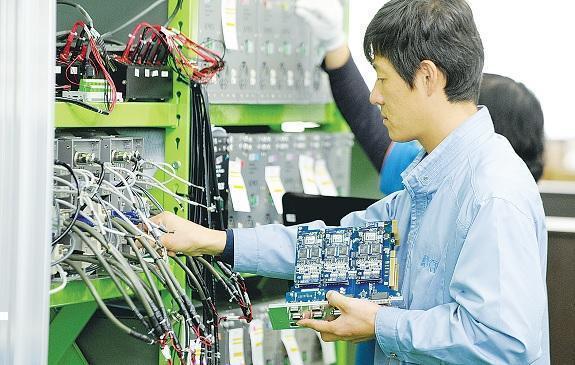 ▲ 아진엑스텍에서는 고속정밀기계에 쓰이는 전자제어칩 등 개발한다. 연구실에서 직원들이 부품을 살펴보고 있다.<br />
 엄창현 기자 taejueum@idaegu.com