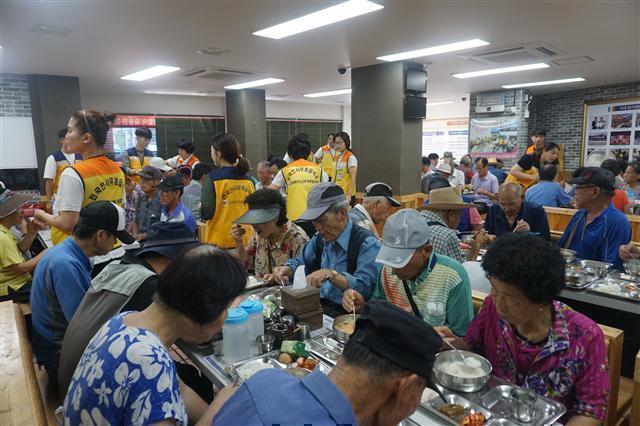 ▲ 대구 서구 국채보상로 인근 ‘천사무료급식소’는 27년째 노인들에게 무료로 점심식사를 대접하고 있다. 사진은 급식소에서 점심식사를 하는 노인들 모습.