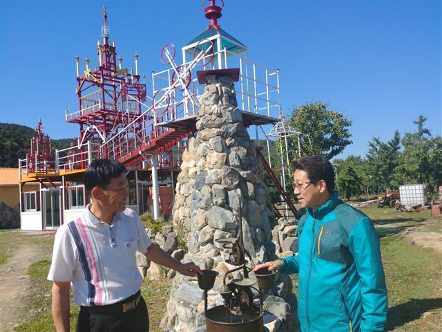 ▲ 박정현 대표(왼쪽)가 오랜 친구인 배영식 시인과 함께 조형물과 농장운영 방안에 대한 이야기를 나누고 있다.