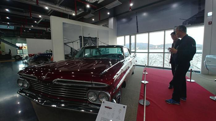 ▲ 자동차박물관 2층은 자동차 세계 유명한 차들이 전시돼 있다. 1965년 당시 미국에서 가장 인기 많았던 쉐보레 임팔라.