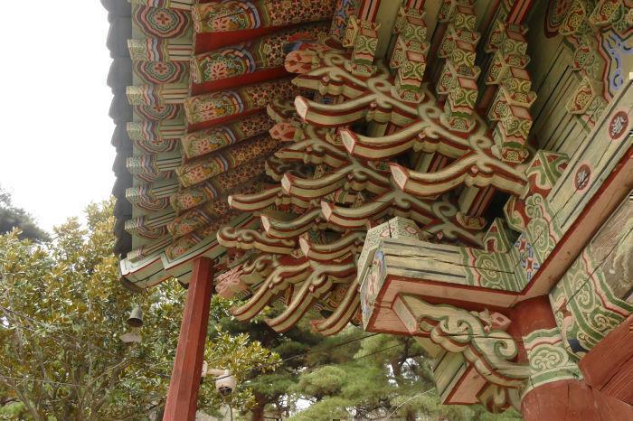 ▲ 대둔사 대웅전은 겹처마 팔작지붕으로 조선시대의 전형적인 다포계 건물이다. 건립 당시의 단청과 문양이 남아 있다.