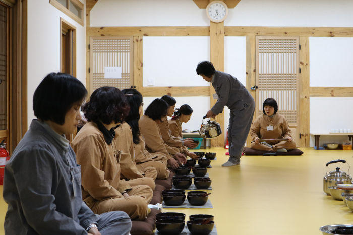 ▲ 신라불교 초전지는 특별한 프로그램으로 전통사찰식 발우공양 체험을 진행해 인기를 끌고 있다.