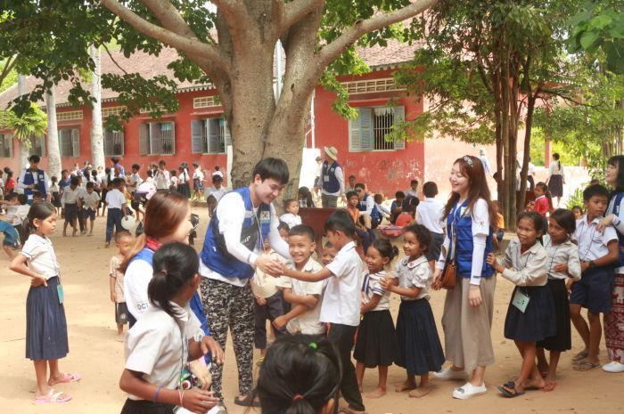 ▲ 대구가톨릭대는 매년 해외봉사 활동을 통한 인성교육을 하고 있다. 사진은 캄보디아 자원봉사 활동 모습.