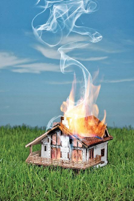 ▲ 칠레의 한 건축가는 ‘화재를 진압하는 집’이라는 컨셉트로 불길이 치솟는 바람길을 막고 물을 동시다발적으로 분출하는 기술을 선보였다.