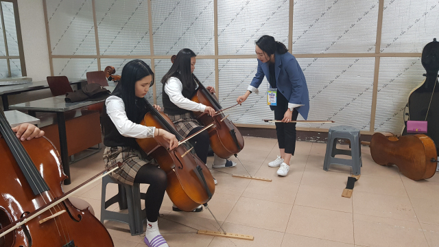 ▲ 졸업연주회를 앞두고 악기를 배우고 있는 학생들