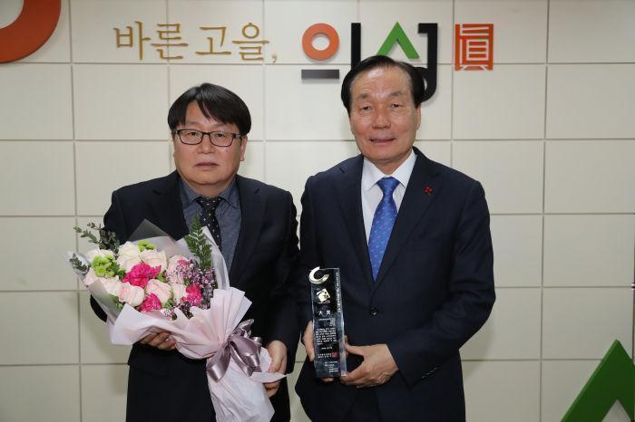 ▲ 김주수(오른쪽) 의성군수와 김상호 의성군 원예과수과장이 2019 소비자가 뽑은 가장 신뢰하는 브랜드 대상을 받았다.