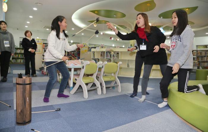 ▲ 영천시립도서관의 ‘도서관에서 하룻밤’ 행사에서 참가자들이 게임을 하고 있다.
