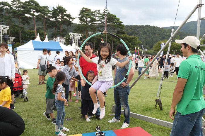 ▲ 수성못페스티벌이 대구시 우수 지역축제 평가에서 1위를 차지했다. 사진은 지난해 열린 축제에서 아이들이 체험을 하고 있는 모습.