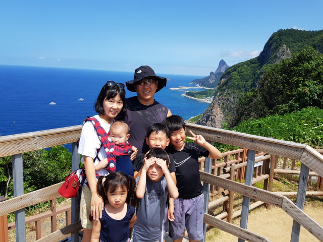 ▲ 구영수(38)·이수영(37)부부는 다섯 자녀와 함께 여행을 통해 행복감을 느낀다고 말한다. 사진은 지난해 8월 독도를 방문한 이씨 가족.