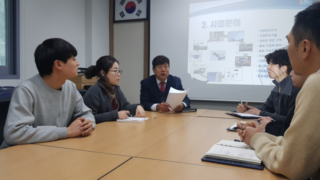 ▲ 김재용 한국알파시스템 대표와 직원들이 올해 진행될 사업들의 계획에 대해 회의를 하고 있다.