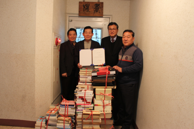▲ 김복규(왼쪽 두 번째) 전 의성군수가 평생 동안 모은 조문국 관련 도서 500여 권을 조문국박물관에 기증했다.
