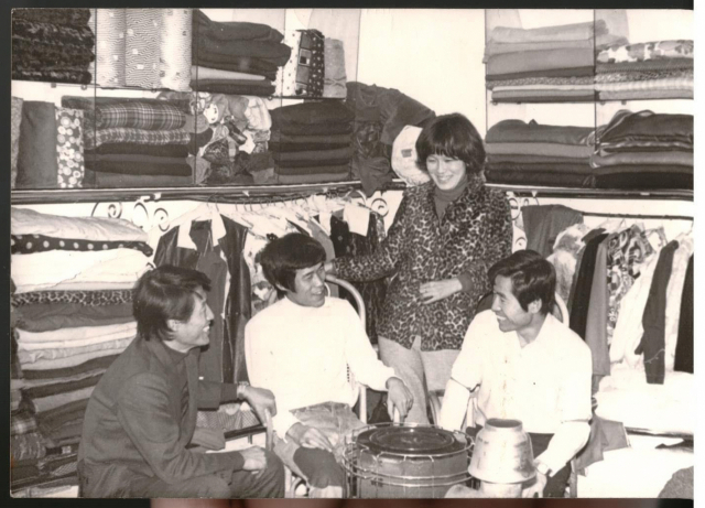 ▲ ‘미스 김테일러’ 매장을 첫 선보인 1971년. 의상실에서 서 있는 이가 김선자.