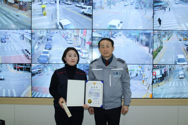 ▲ 강성모(오른쪽) 상주경찰서장이 지난 15일 상주시 CCTV 통합관제센터를 방문, 모니터링 A씨에게 감사장을 전달했다.