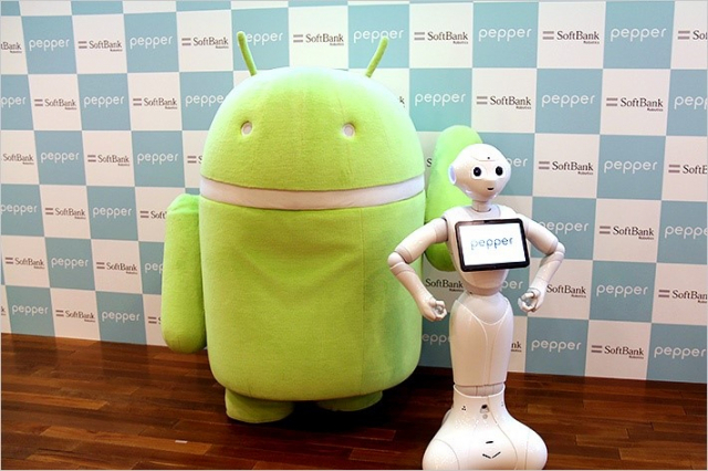 ▲ 일본 소프트뱅크 기업은 2014년 휴머노이드를 표방한 로봇 ‘페퍼’를 공개했다. 이 로봇은 명령어뿐만 아니라 대면하는 사람의 감정상태도 분석해 그에 맞는 대화를 한다.