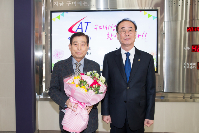 ▲ 럭키알텍이 구미시 3월의 기업에 선정됐다. 장세용 구미시장(오른쪽)과 김윤기 럭키알텍 대표.