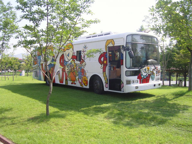 ▲ 대구 북구자원봉사센터는 함지공원에서 폐버스를 개조해 ‘동화나라버스도서관’을 운영하고 있다.