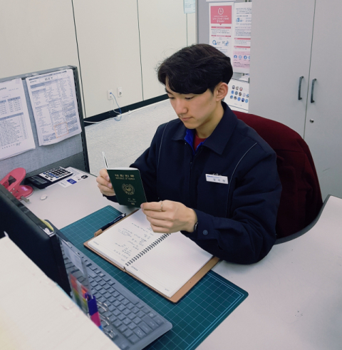 ▲ 한국조폐공사에 취업한 장지원 학생이 근무하는 모습