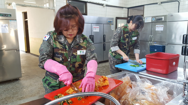 ▲ 대구 여성예비군이 육군 50사단 예비군 훈련장을 찾아 예비군 및 현역 장병을 위해 급식 도우미 봉사 활동 을 펼치고 있다.
