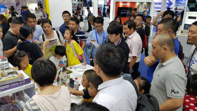 ▲ 리얼미디어웍스는 지난해 11월 ‘중국 심천 국제하이테크 박람회’에서 부스를 운영했다. 관람객들이 몰려 컬러링북 시리즈를 체험하는 모습.