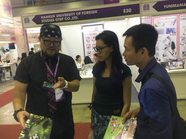▲ 김현곤 리얼미디어웍스 대표(왼쪽)가 지난해 6월 ‘베트남 국제 프리미엄 소비재전’에서 현지 바이어에게 제품에 대해 설명을 하고 있다.