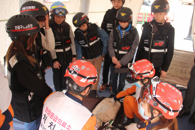 ▲ 대구 달서소방서는 지난 18일 성남초등학교 운동장에서 성남초 119 소년단과 함께 ‘학교에서 지진사고 발생 시 대응하기’라는 주제로 재난 안전훈련을 실시했다.