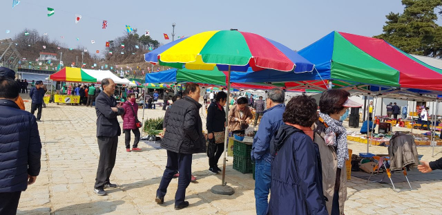 ▲ 지난 19일 처음 개장한 영주시 부석면 동구산공원 전통시장을 찾은 지역주민들과 관광객들.