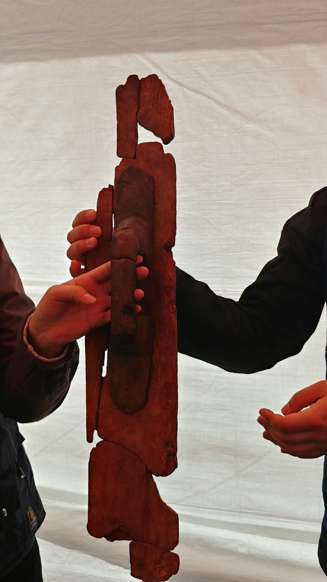 ▲ 국립경주문화재연구소가 월성 해자에서 발굴한 국내 최초 제작 된 것으로 보이는 나무배 모형.