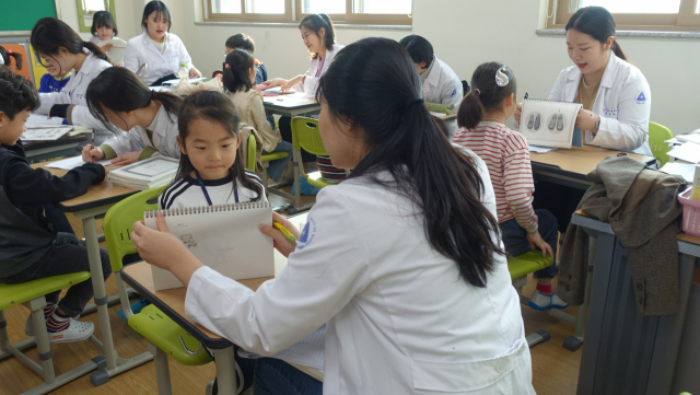 ▲ 대구가톨릭대 언어청각치료학과 학생들이 숙천초등학교에서 재학생들의 언어발달 정도를 검사하고 있다.
