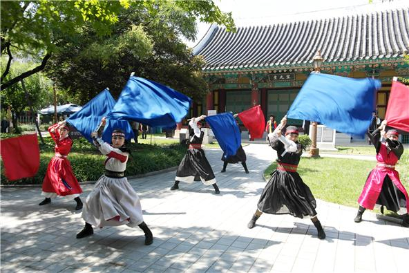 ▲ 오는 20일부터 매주 토요일 오후부터 경상감영 공원에서 조선시대 풍속재연행사가 열린다. 사진은 지난해 열린 전통무예 시범 행사 모습.