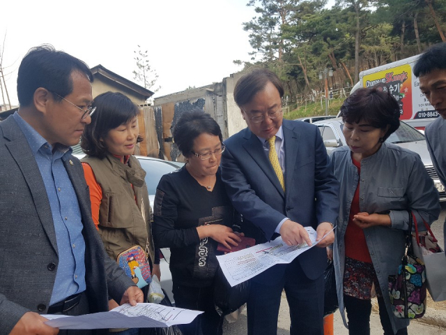 ▲ 강효상 의원이 달서구 송현동 주민들과 재생사업 현장을 둘러보고 있다
