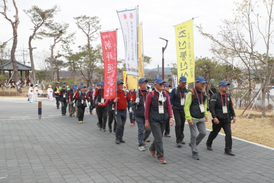 ▲ 예천군청을 방문한 조선통신사 옛길 걷기 일행은 예천을 대표하는 흑응풍물단의 환영을 받았다