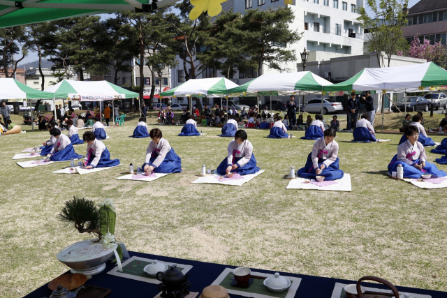▲ 11일 삼월 삼짇날 풍습재현 행사가 상주예절다도교육원 주최로 상주왕산역사공원에서 열렸다.