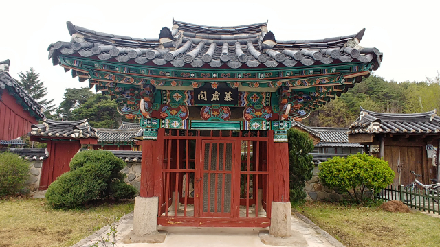 ▲ 숭신전의 홍살문과 영녕문 사이에 건립된 석탈해왕비명 비각.
