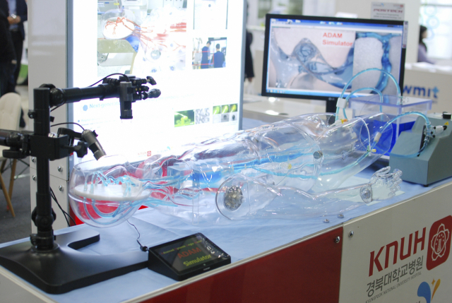 ▲ 경북대병원이 뇌혈관 수술의 새로운 패러다임을 제시하고자 제작한 환자 맞춤형 시뮬레이터인 ‘ADAM(어드밴스드 다이나믹 안지오 모델)’를 바이오코리아 2019에 선보였다.