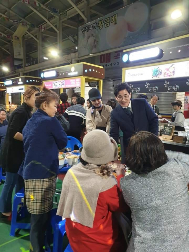 ▲ 지난 18일 김장주 전 경북도 행정부지사가 지인들과 영천별빛야시장을 찾아 음식을 함께 먹고 있다.