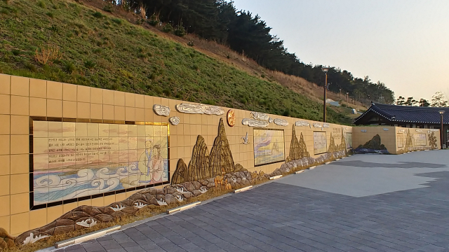 ▲ 연오랑세오녀 테마공원 입구에 설화의 내용을 소개하는 만화가 벽화로 조성된 쉼터 광장.
