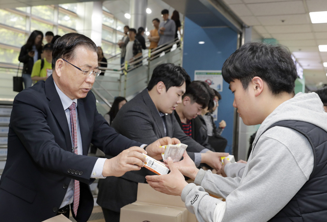 ▲ 영남대 서길수 총장과 총학생회가 중간시험 첫 날인 22일 아침 간식을 나눠주고 있다.