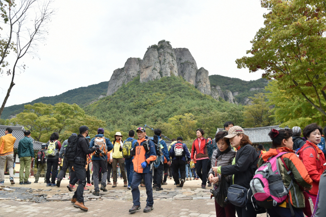 ▲ 유네스코 세계지질공원 지질명소인 주왕산국립공원을 찾은 관광객들의 모습.