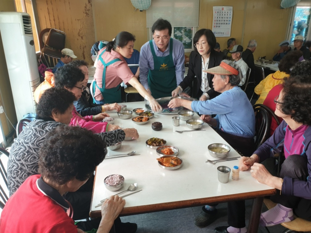 ▲ 경산시 서부1동 새마을부녀회가 지난 22일부터 사정동 보은의 집에서 어르신에게 급식 봉사활동을 했다.