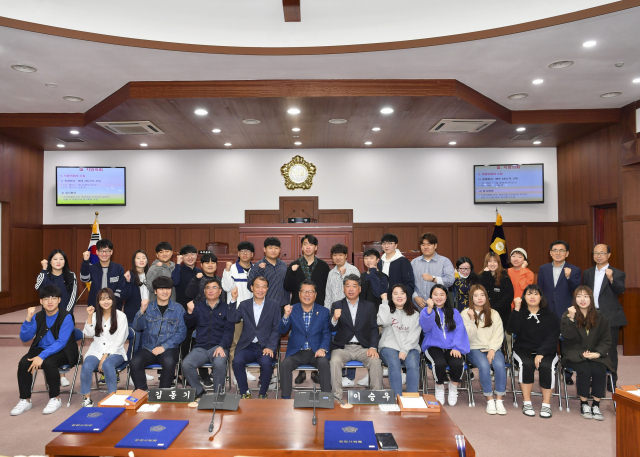 ▲ 김천대 학생들이 김천시 의회 본회의장에서 의원들과 함께 파이팅을 외치고 있다.
