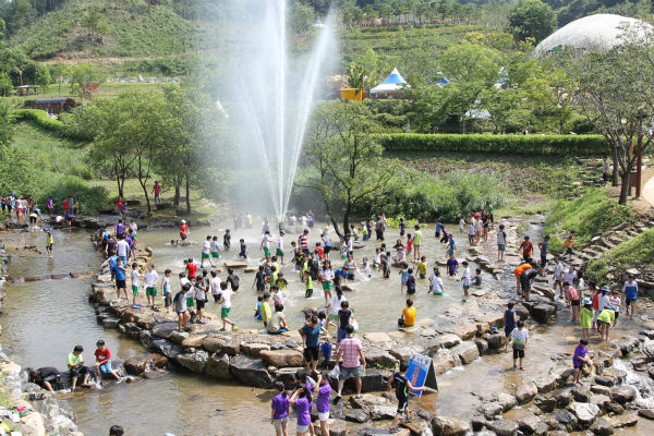 ▲ 예천군은 어린이날을 맞아 곤충생태원에 어린이들을 위한 다양한 프로그램을 펼친다. 지난해 어린이들이 물놀이를 하는 모습