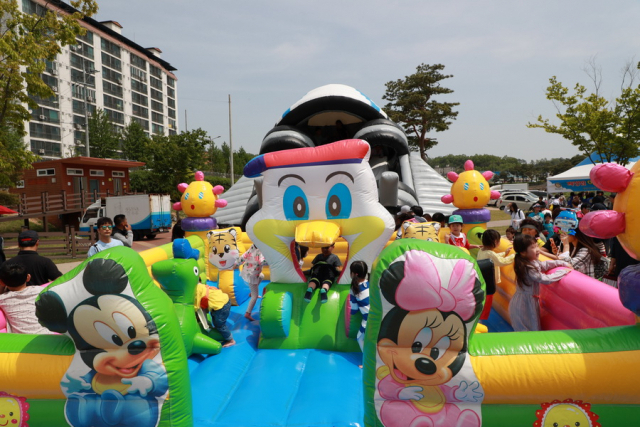 ▲ 예천군은 어린이날을 맞아 5일 한천 도효자마당 일원에서 태권무와 뮤지컬 공연을 시작으로 다채로운 행사를 개최한다. 지난해 어린이날 축제 모습