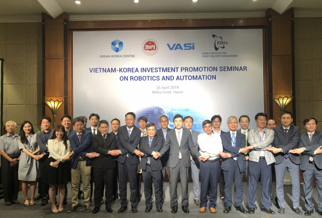 ▲ 한국로봇산업진흥원이은 지난 24~27일 베트남 하노이에 로봇기업들의 투자 및 시장조사단을 파견했다. 사진은 ‘한국-베트남 투자진흥세미나’에 참석한 관계자들이 기념 촬영을 하고 있는 모습.