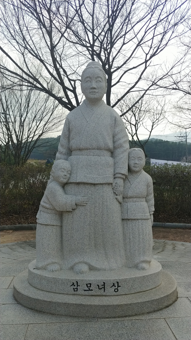 ▲ 박제상기념관 앞에 박제상 삼모녀상이 있다.