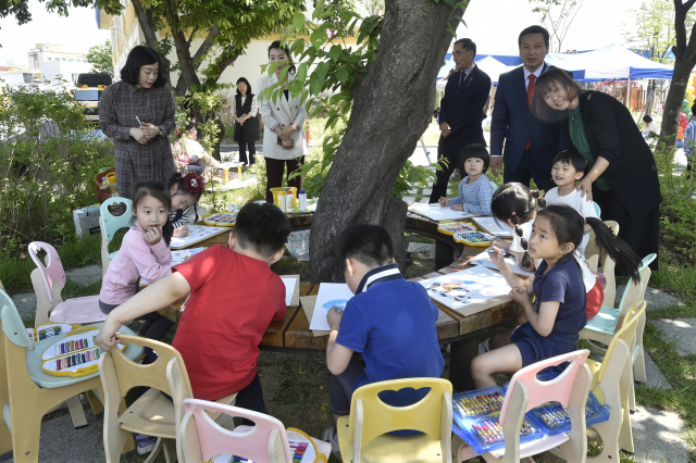 ▲ 대구 남구청은 최근 온마을아이맘센터에서 지역 어린이집 원생 150여 명과 함께 ‘상상 속 그림 그리기 날 사생대회’를 개최했다.