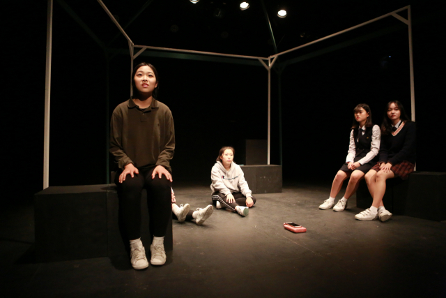 ▲ 제29회 대구청소년연극제에 참가하는 경명여교 연극동아리 학생들 모습.