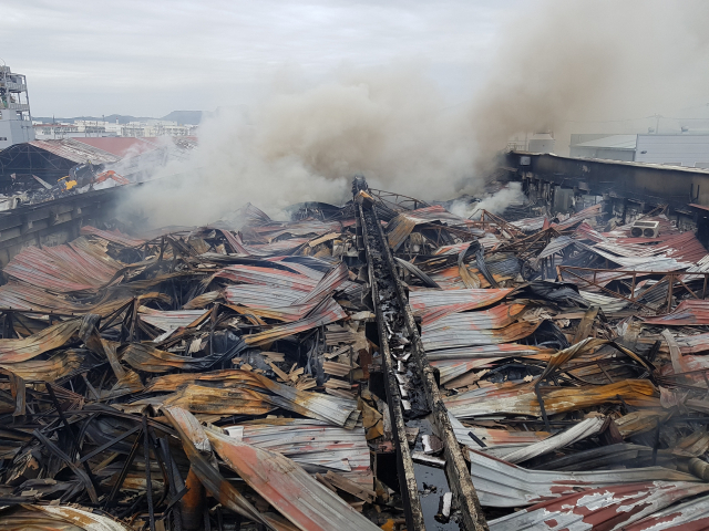 ▲ 구미시 공단동의 한 전자부품 공장에서 발생한 화재는 4시간40여 분만인 20일 오전 8시16분께 불길이 잡혔다.
