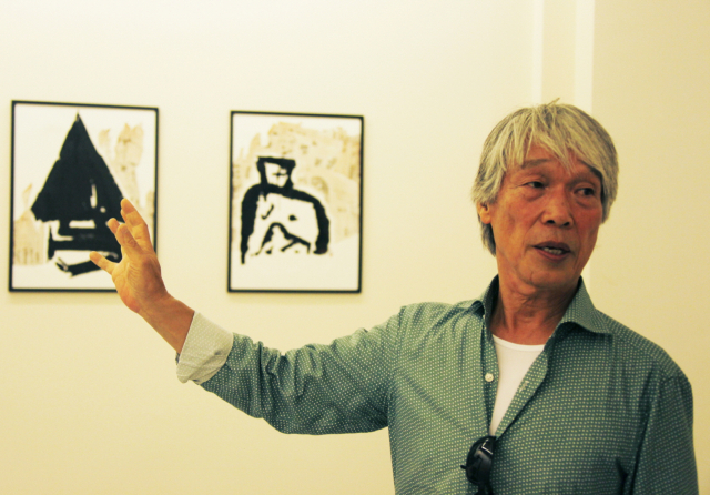 ▲ 경주솔거미술관에 830여 점의 작품을 기증한 소산 박대성 화백이 자신의 작품에 대해 이야기하고 있다.