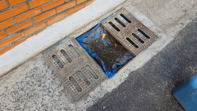 ▲ 대구 달서구 한 주택가 맨홀 덮개를 비닐로 막아 놨다. 이는 하수구에서 발생하는 악취에 견디지 못한 주민이 설치한 것이다.