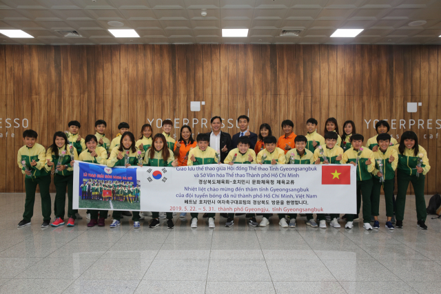 ▲ 베트남 호치민시 여자축구 대표팀이 22일부터 31일까지 경주에서 전지훈련을 실시한다. 사진은 22일 입국한 여자축구 대표팀을 경북도체육회가 환영하는 모습.